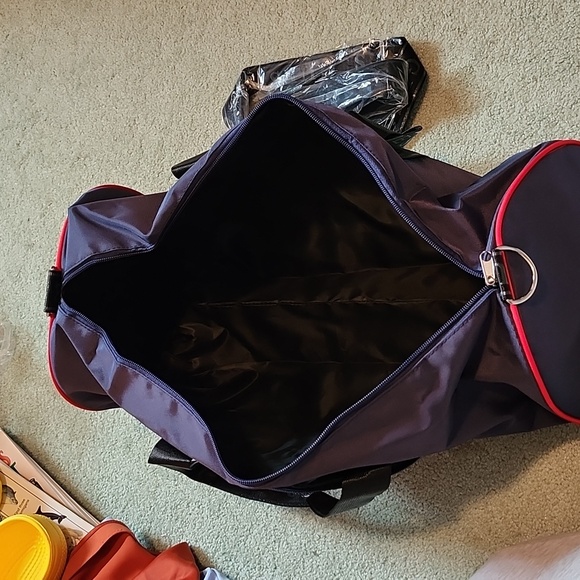 Guess Barrel Bag / Duffel - Picture 4 of 5